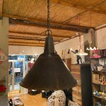 Lampadario cono industriale con borchie